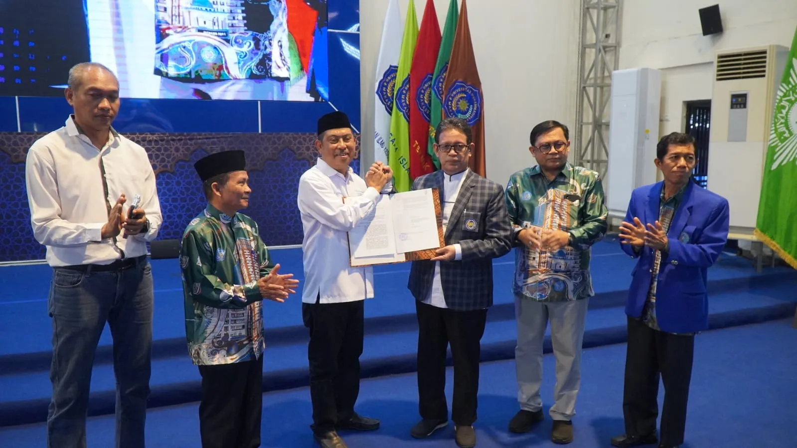 Kepala LLDIKTI IX Serahkan SK Izin Pembukaan S2 Teknik Sumber Daya Air Unismuh